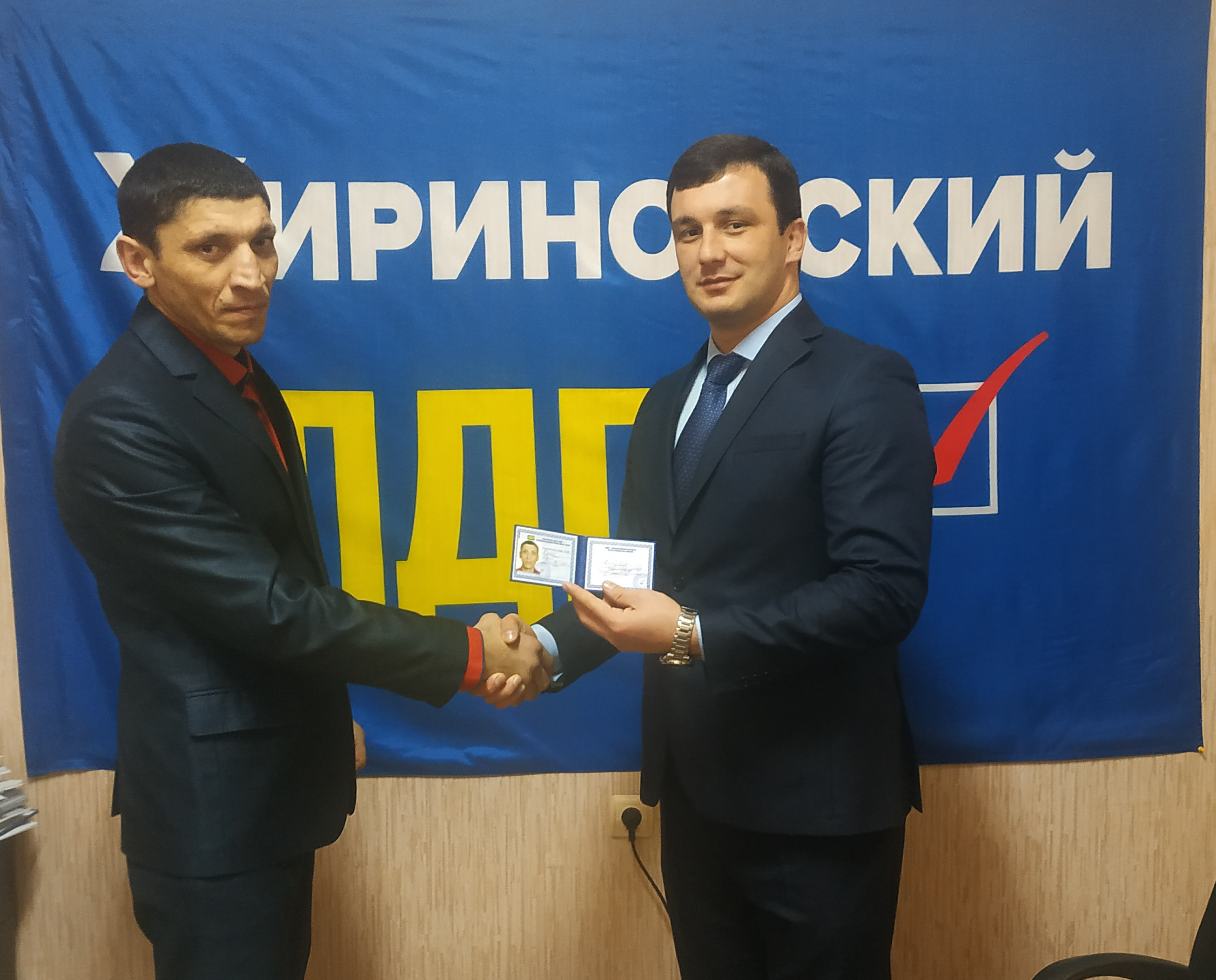 Сослан Бестаев вручил партбилет новому однопартийцу