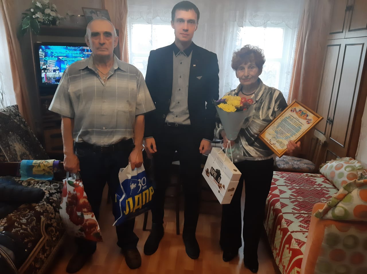 Олег Кораблин поздравил семью из Леонидовки с Золотой свадьбой