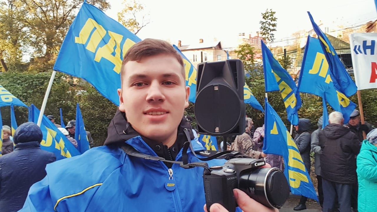 Активисты ЛДПР провели митинг против внешней политики Соединенных Штатов Америки