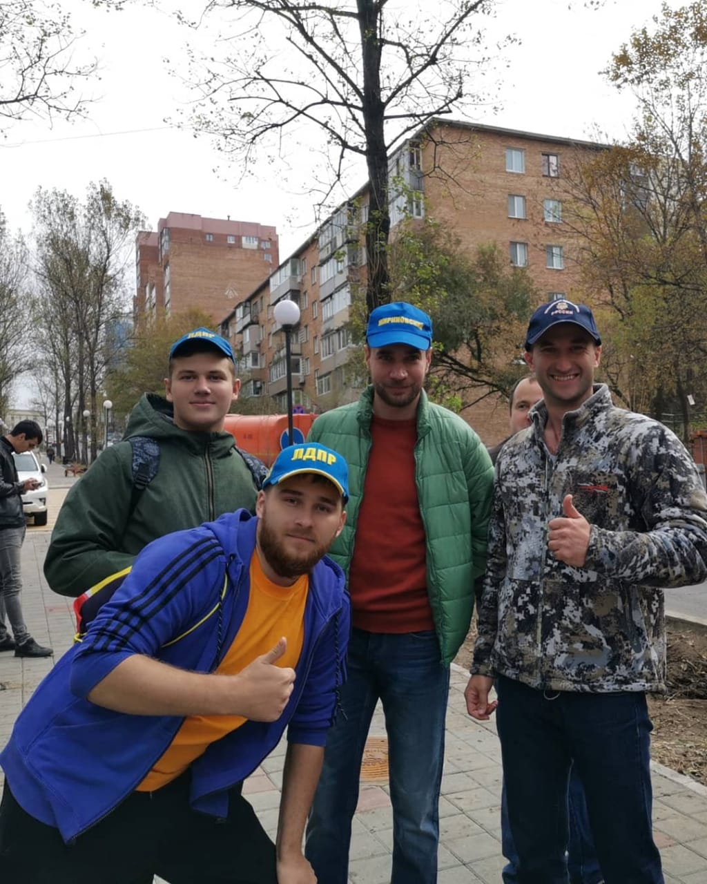 Активисты партии ЛДПР приняли участие в озеленении города Владивостока