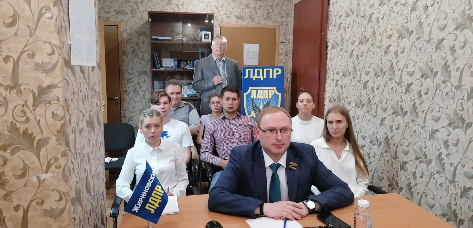 Лдпр фото. Партия лдпр. Подарок депутату. Лдпр псков. Лдпр псков.