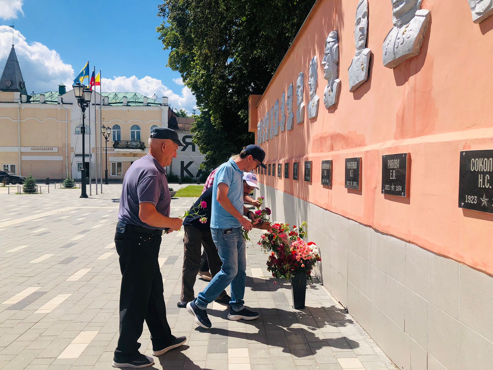 Активисты ЛДПР в Касимове возложили цветы в память о начале Великой Отечественной войны