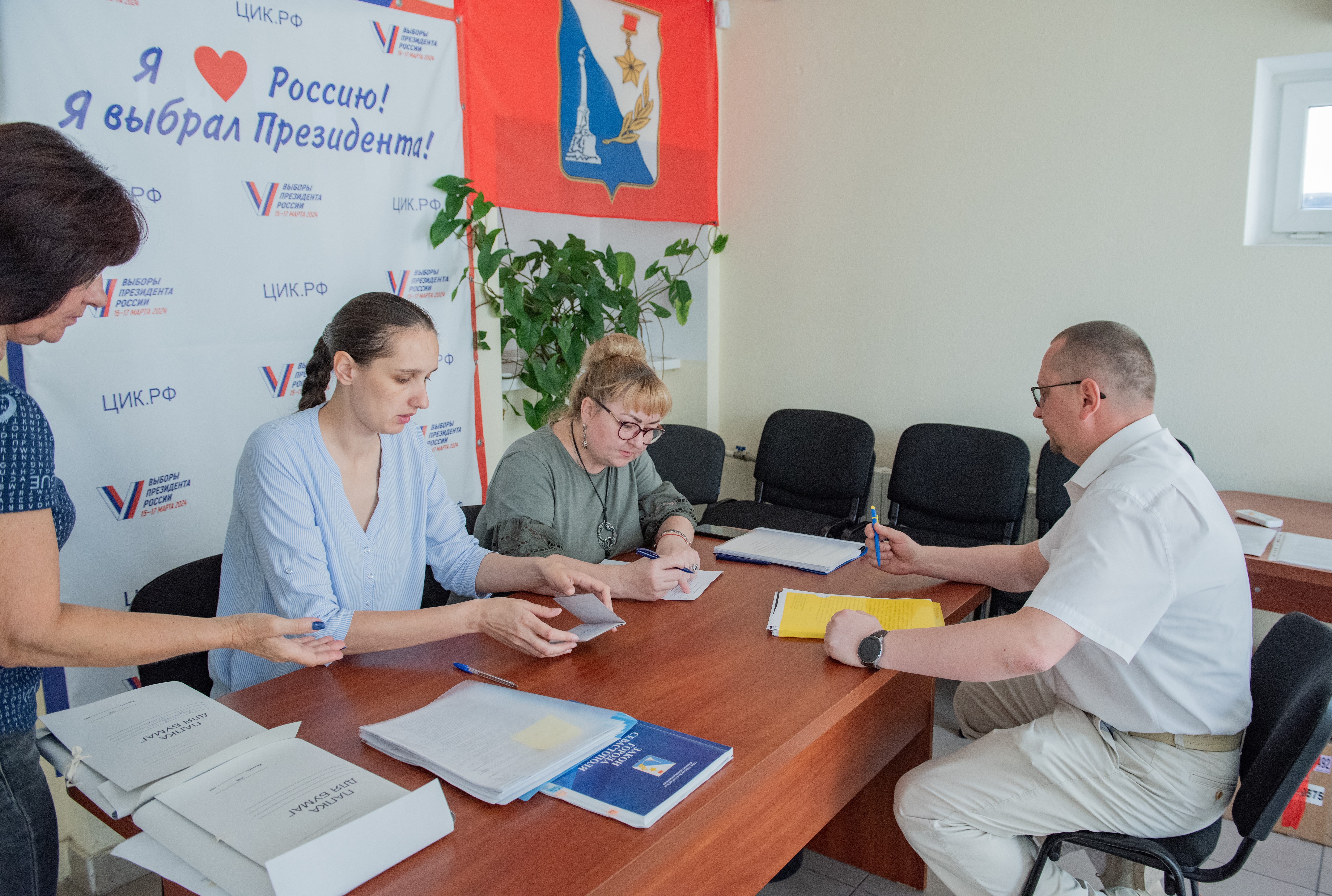 Депутат ЛДПР Артём Гордиенко представил документы в избирательную комиссию