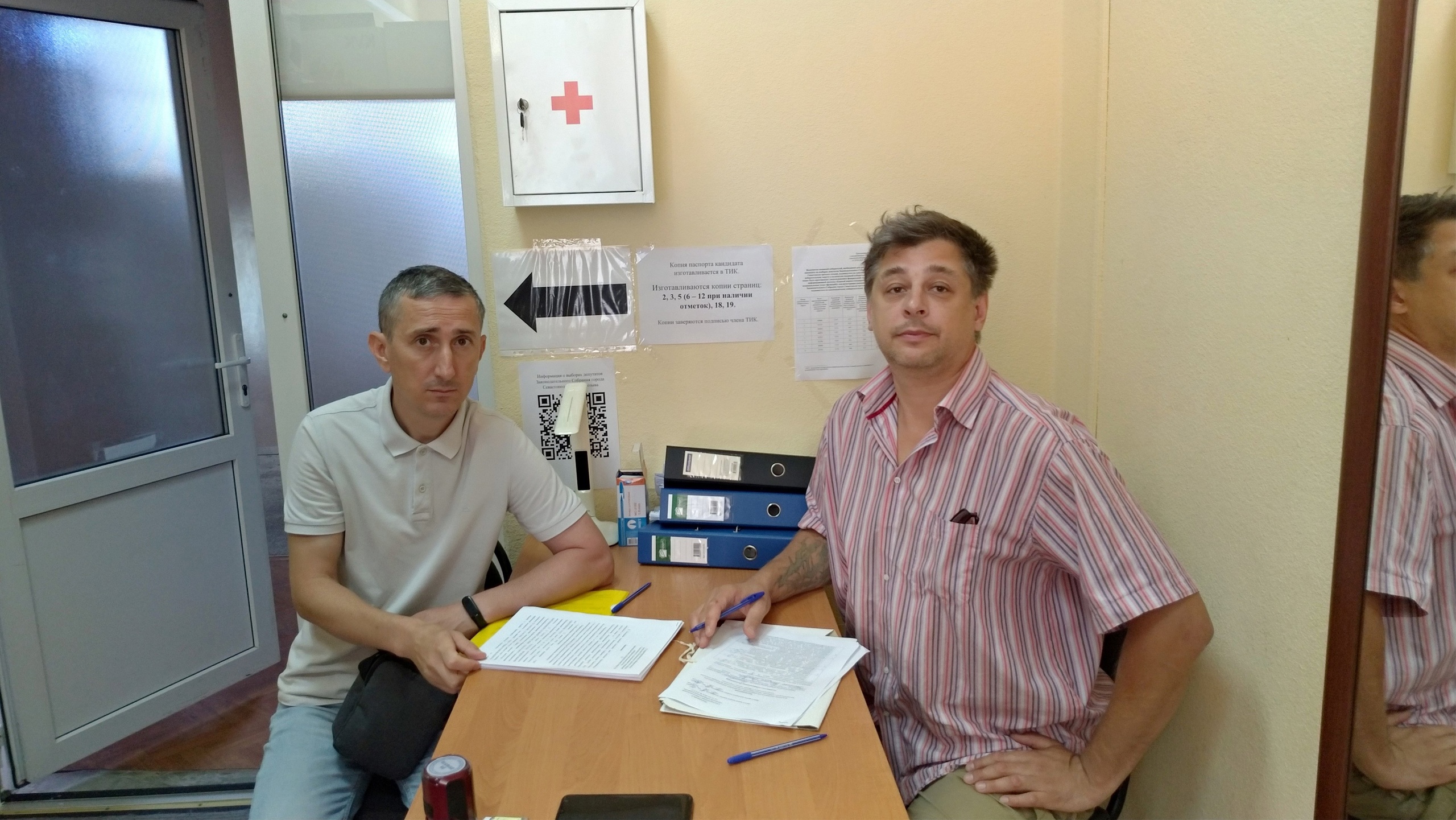 Алексей Плотников представил документы в избирательную комиссию 