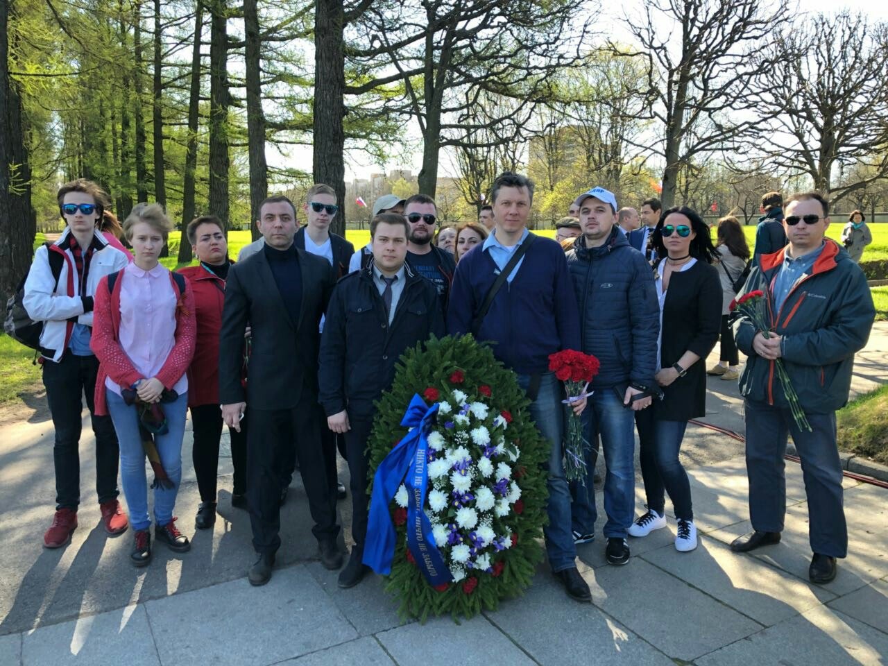 Активисты ЛДПР возложили цветы на Пискаревском мемориальном кладбище