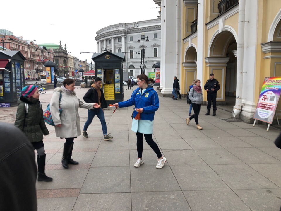 Связанные одной лентой: в Петербурге прошла акция "Георгиевская ленточка"