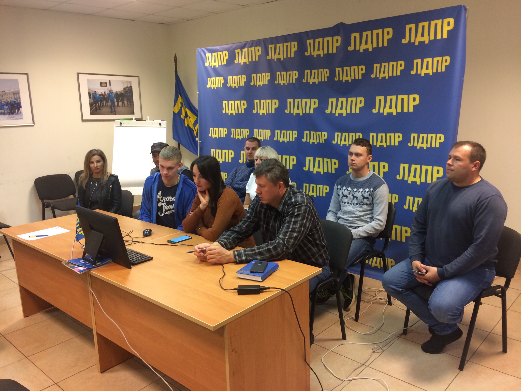 Жириновский видит, слушает, советует