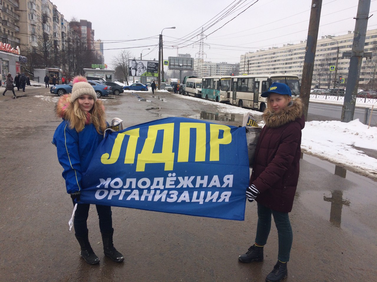 Возле станции метро Пионерская любой желающий житель Приморского района мог получить атрибут и литературу ЛДПР.
