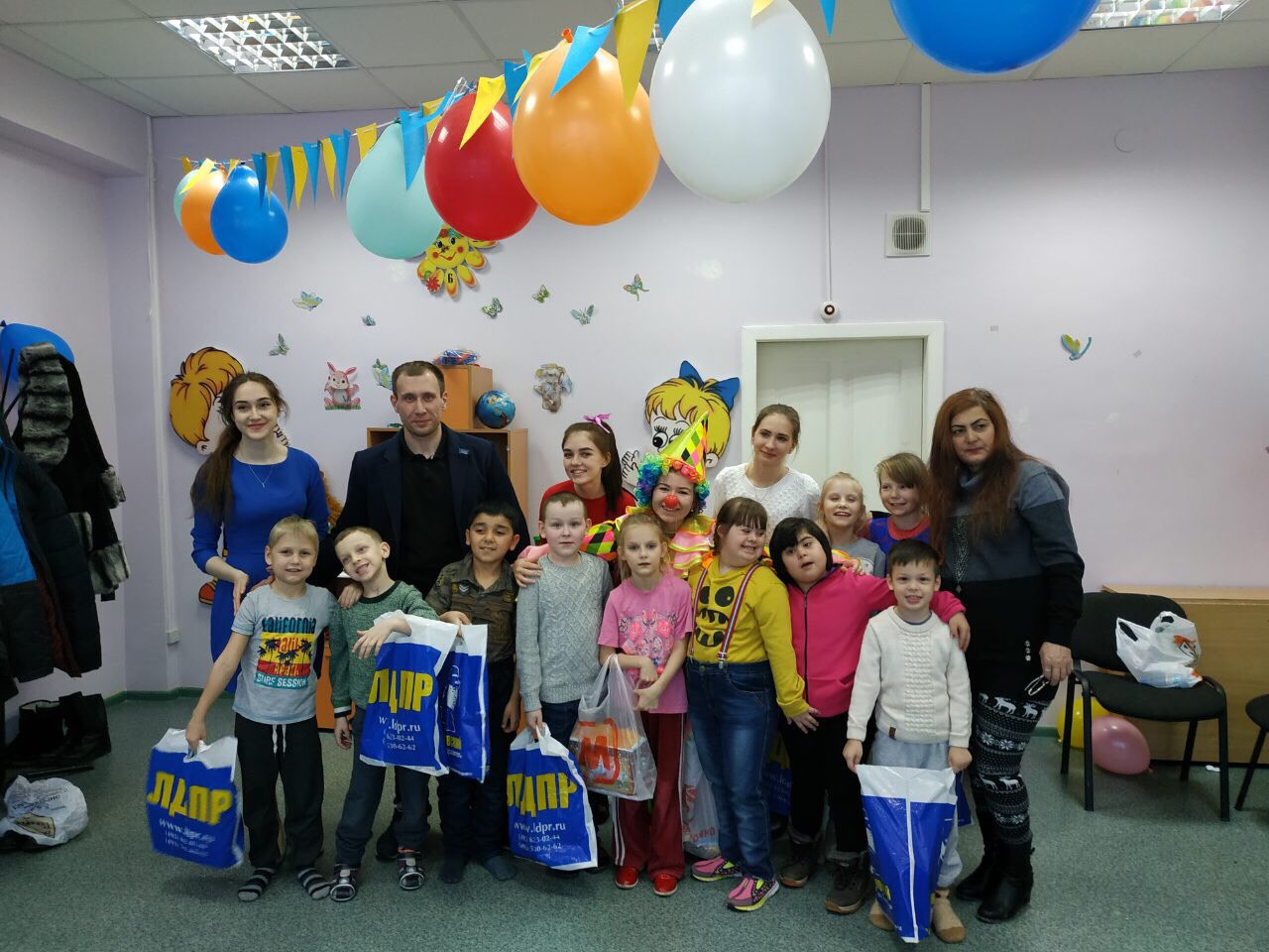 ЛДПР организовала новогодний праздник для детей