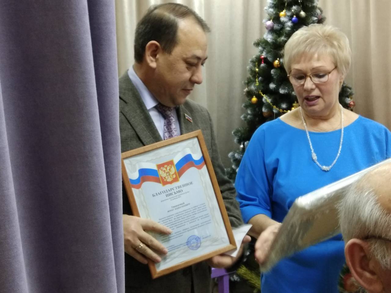 Депутат от ЛДПР поздравил ветеранов Калининского округа с Новым годом