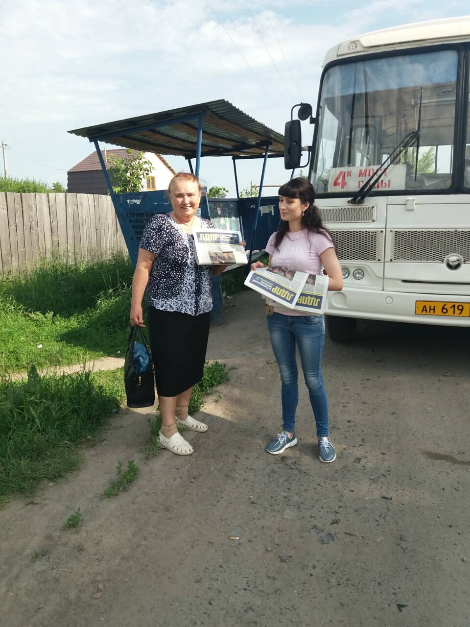 Жители Ишима получают свежий номер газеты ЛДПР!