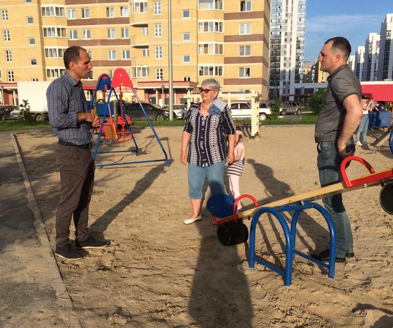 Состояние дворовых территорий своего избирательного округа оценил Дмитрий Елагин