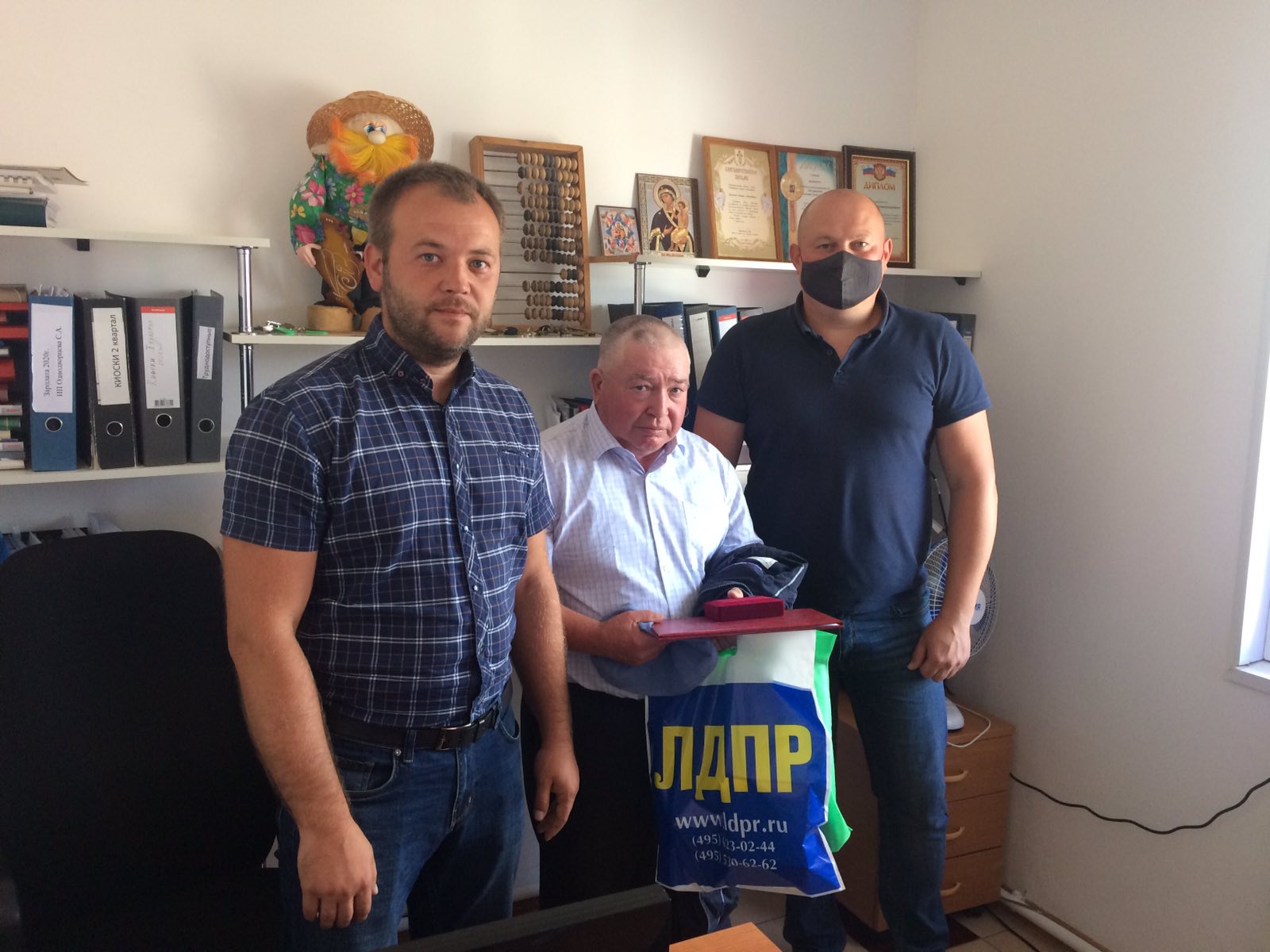 Артем Зайцев вручил Почетную грамоту жителю Вагая
