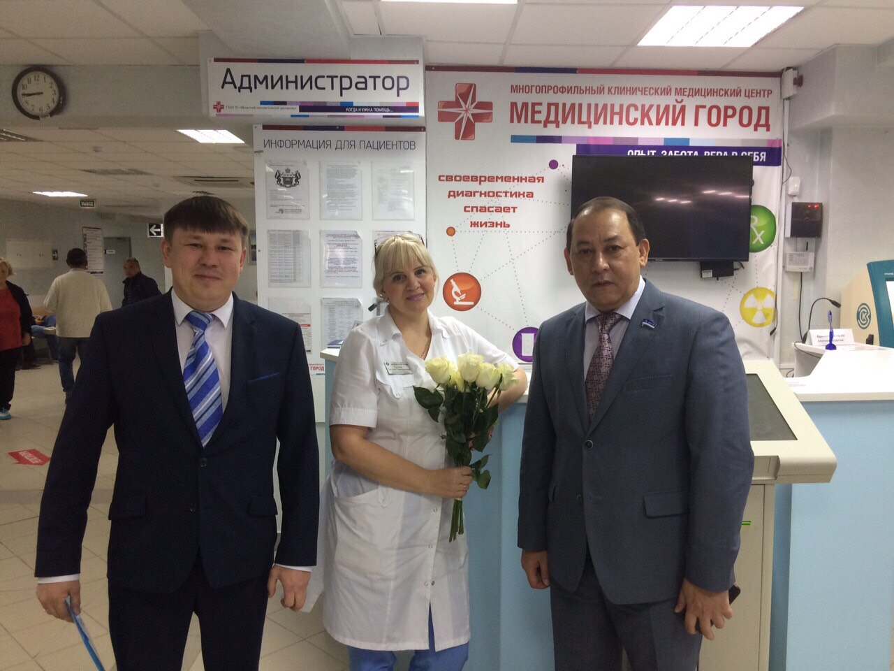 Представители ЛДПР поздравили медицинских работников с профессиональным праздником