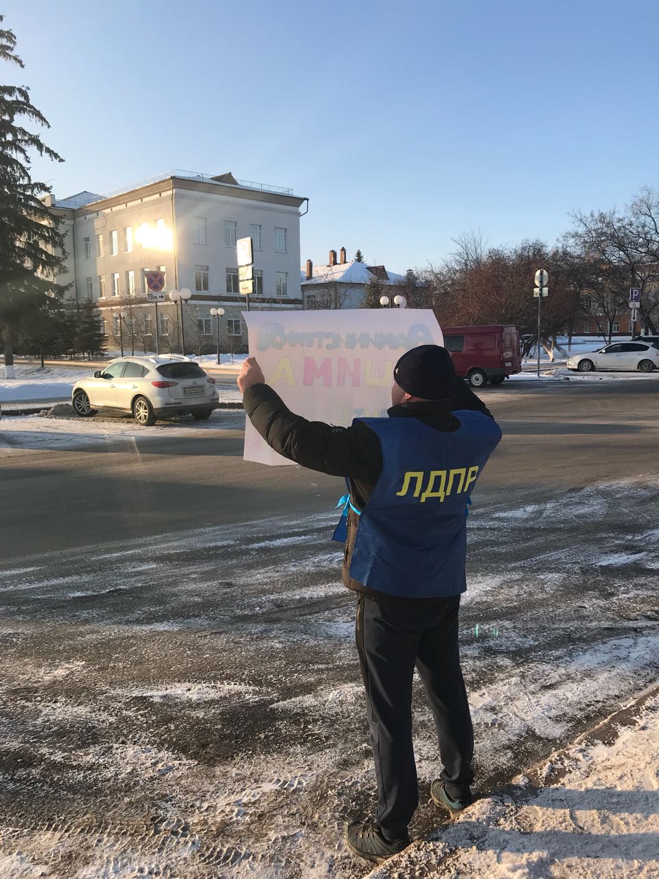 Активисты Ишимского отделения ЛДПР пикетируют главу города