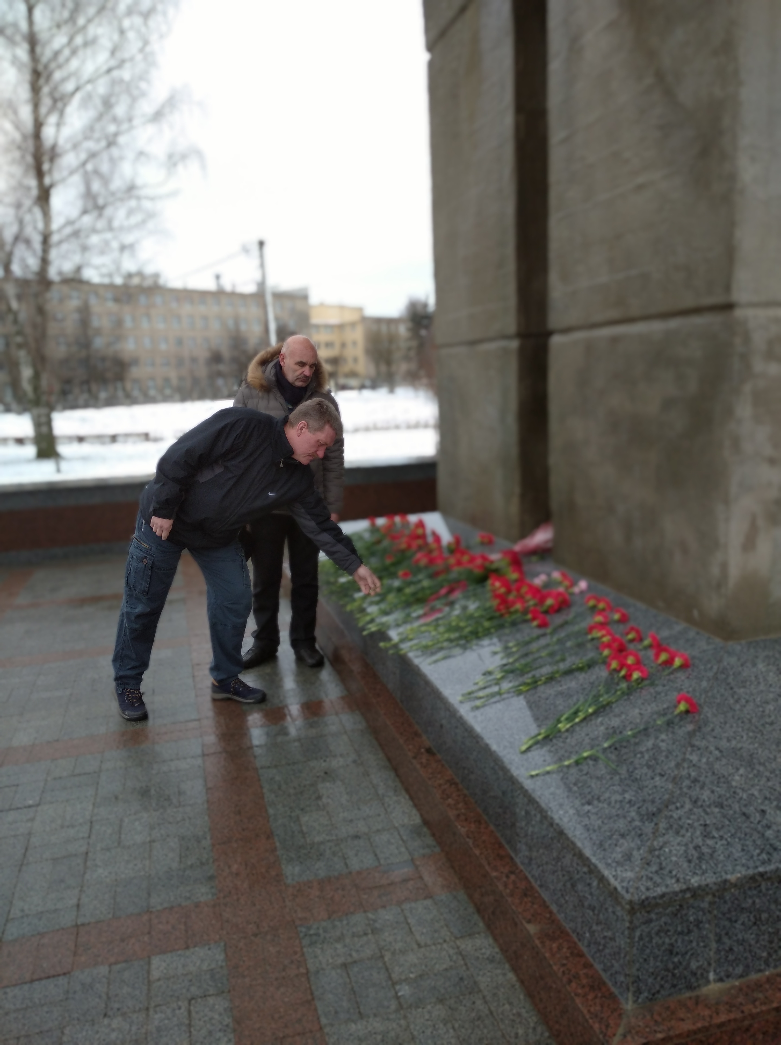 Члены Тверского РО ЛДПР возложили цветы к Обелиску Победы