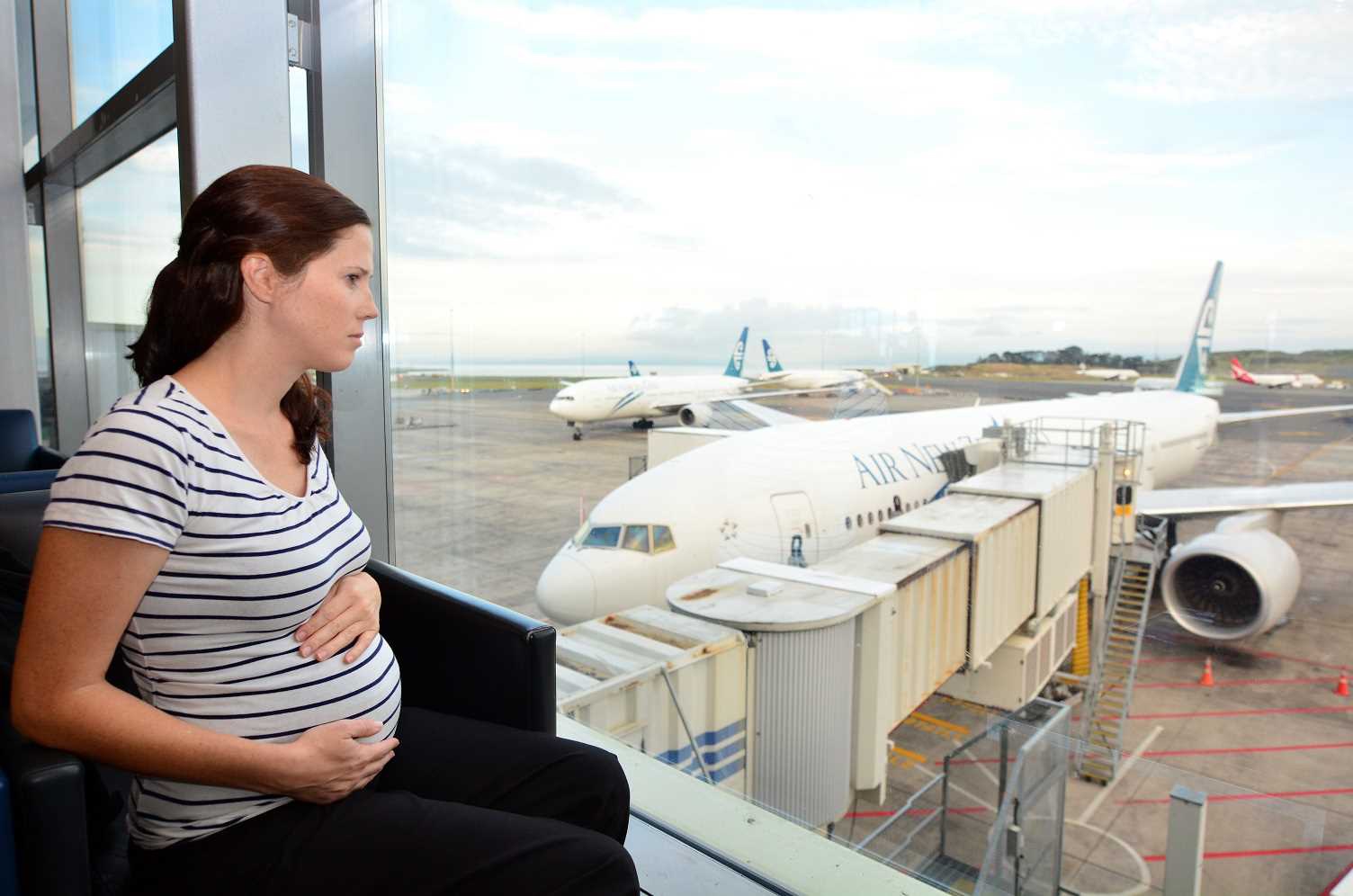 Беременность можно летать на самолете. Беременные женщины в аэропорту.