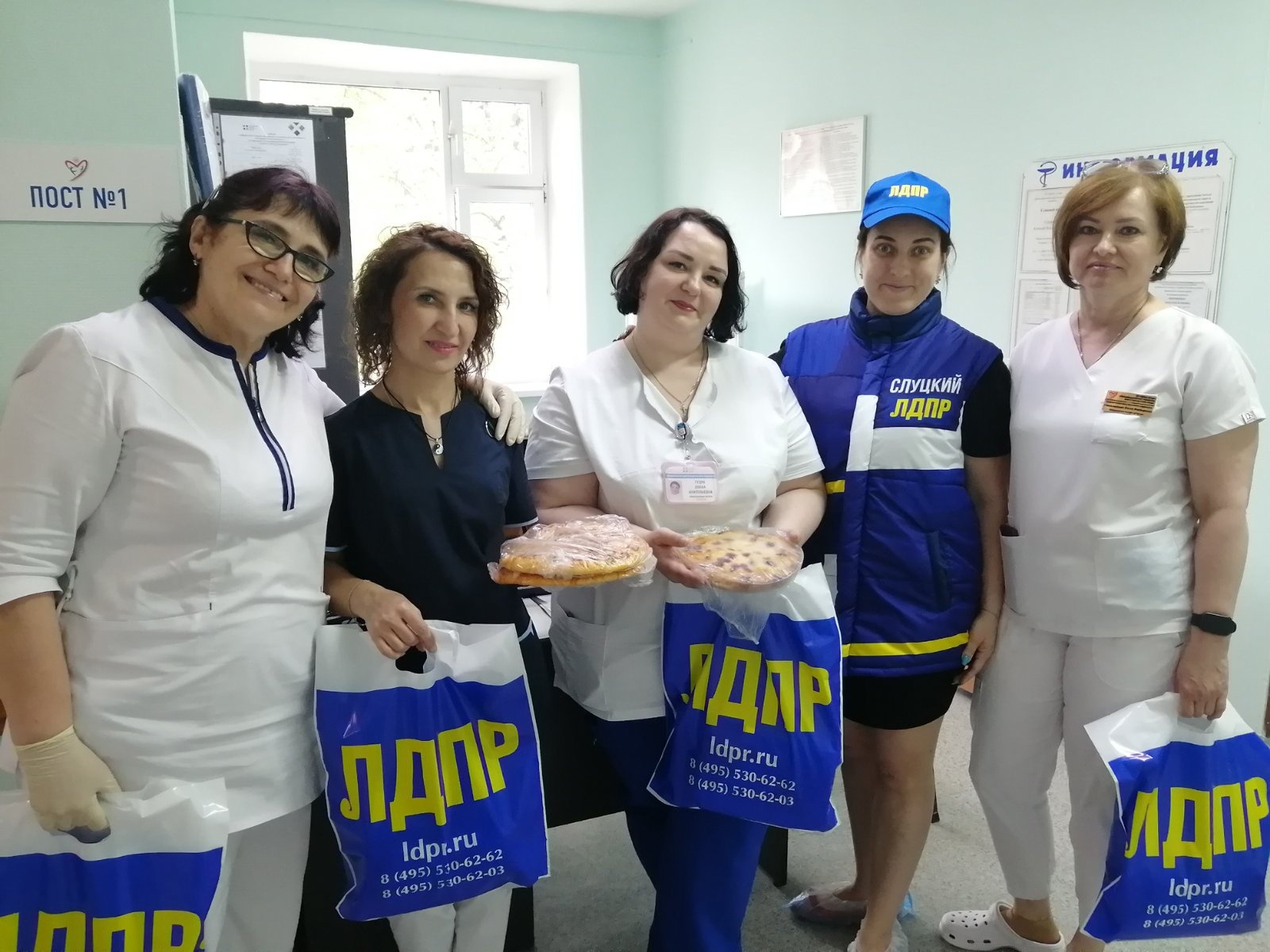 В День медицинского работника - в гости с пирогами и подарками к докторам Нижневартовска