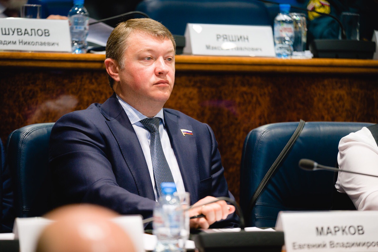 Президентский наместник поддержал идею депутата Госдумы Евгения Маркова переселять людей из Югры в другие регионы.