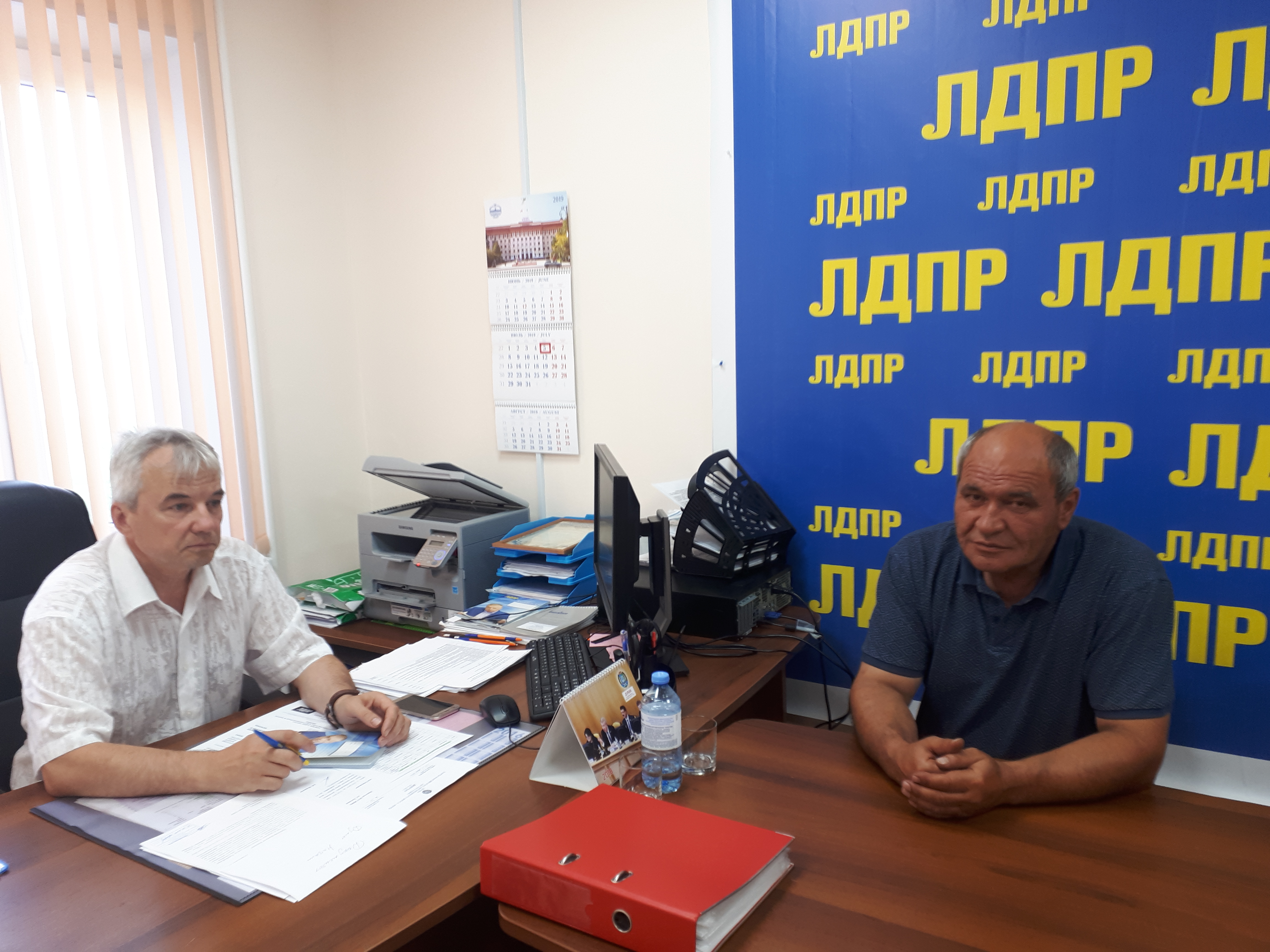 Депутат Думы Югры, член фракции ЛДПР Александр Мещангин провел прием граждан в г. Нягань