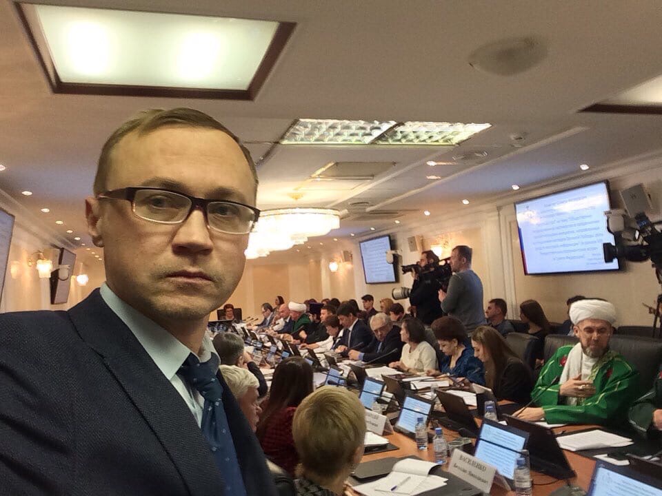 Депутат ЗС ВО Иван Лютков принял участие в круглом столе, посвящённом сохранению наследия Великой Победы