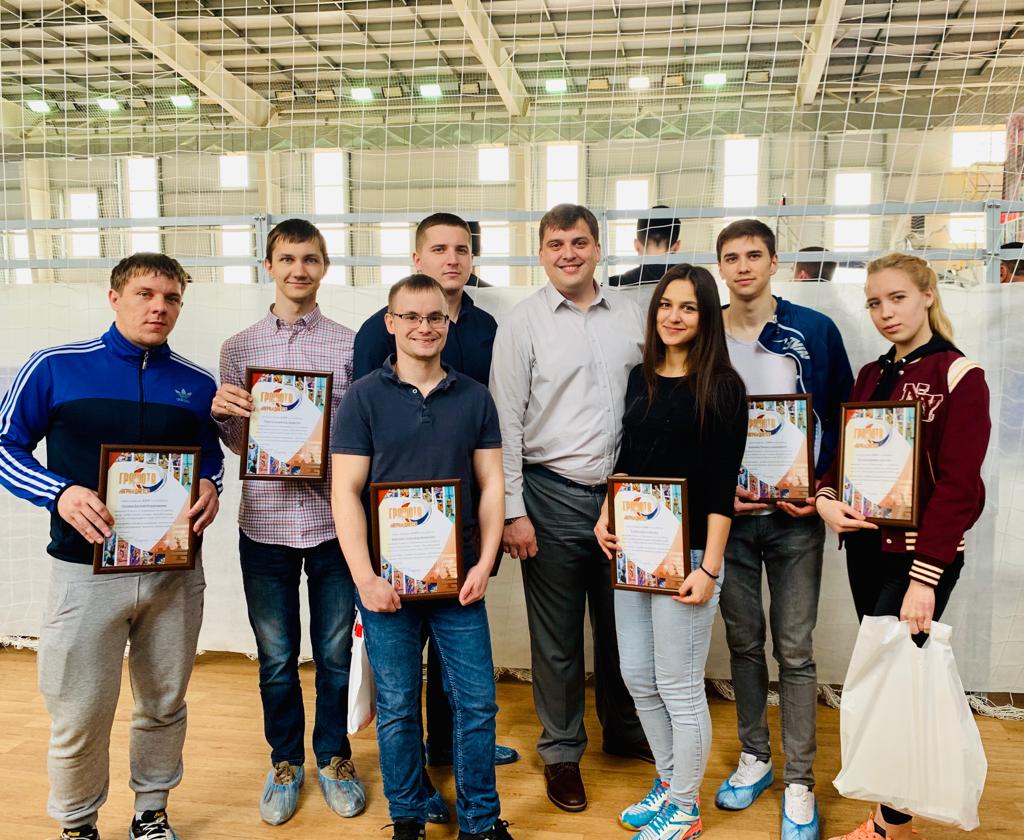 Виталий Кривошеев вручил волейболистам ЛДПР почетные грамоты