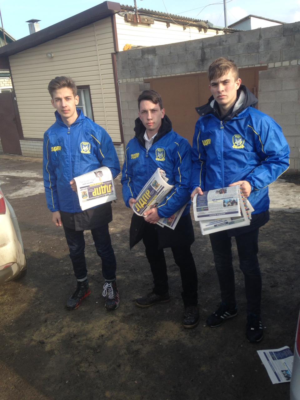 Партийную газету - в каждый ящик