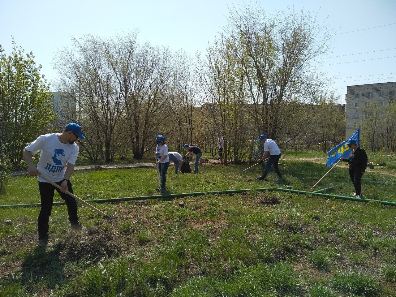 В Волжском депутаты от ЛДПР провели субботник