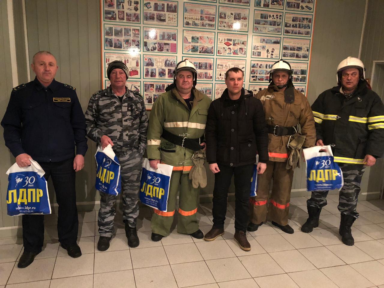 ЛДПР поздравила с 23 февраля пожарных Кировского района