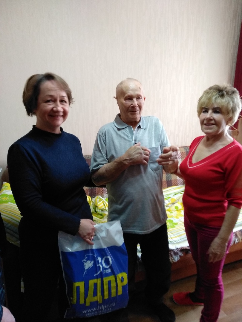 Екатерина Карташова поздравила старейшего жителя Волжского со 100-летним юбилеем