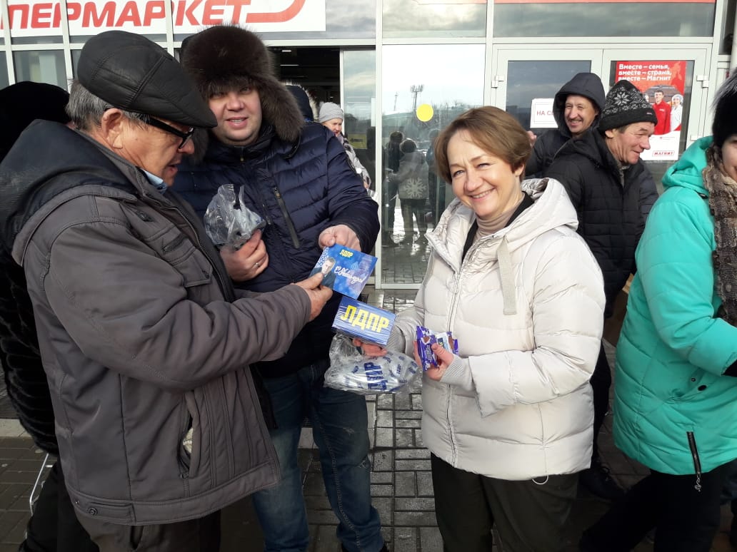 ЛДПР подарила волжанам тысячу плиток шоколада