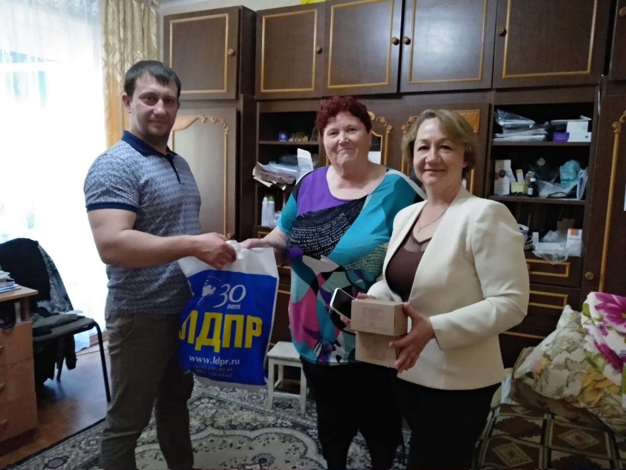 Волжские активисты ЛДПР вместе с депутатами помогают горожанам