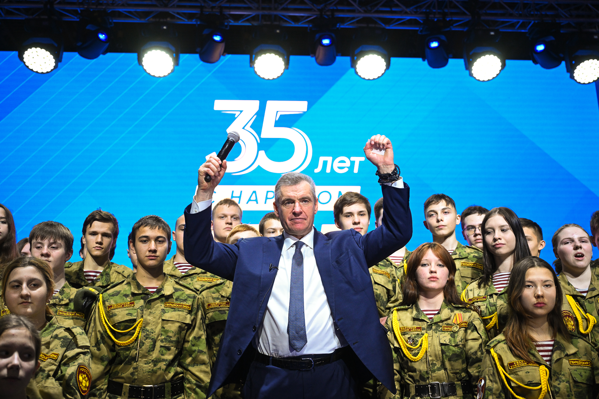 Быть с народом. Быть с народом
