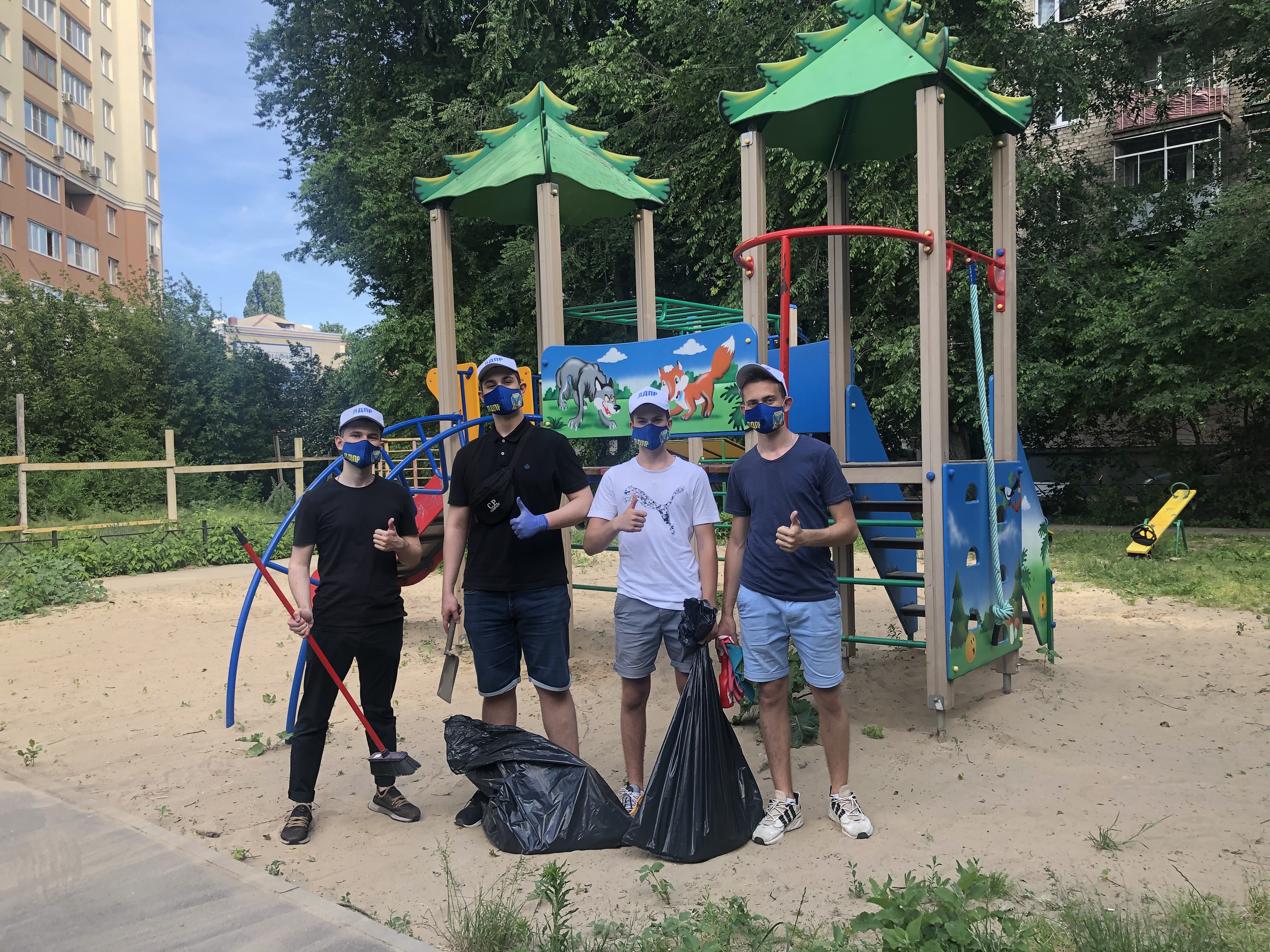 Активисты ЛДПР провели субботник