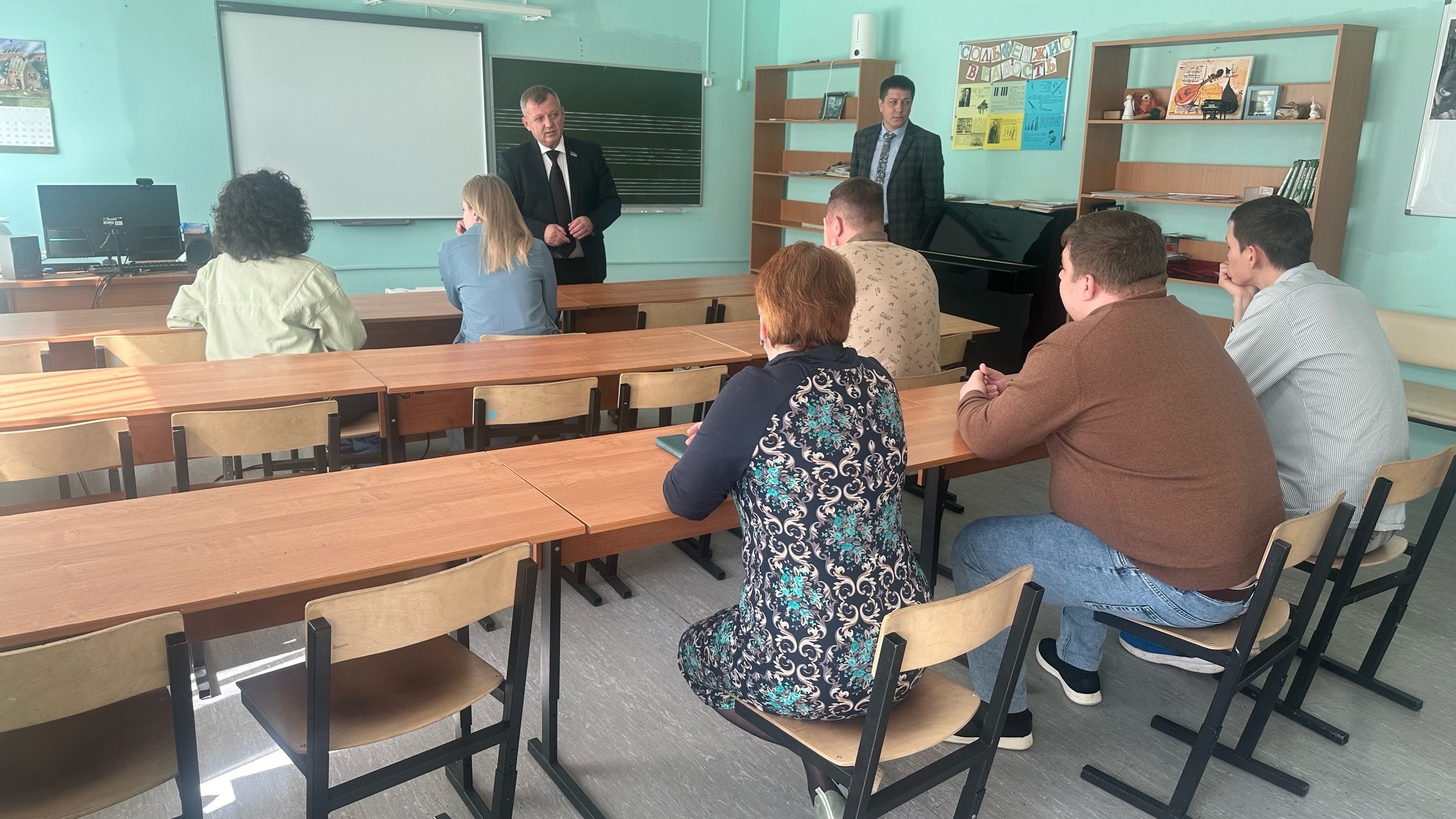 Представители ЛДПР провели встречу с коллективом школы искусств в Салехарде