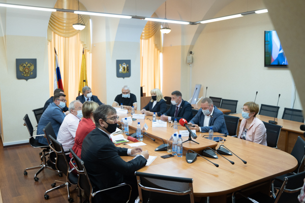 Депутаты ЛДПР задали вопросы губернатору